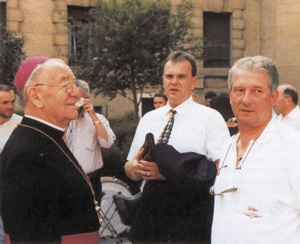 Erzbischof Wagner mit Landesgendarmeriekommandant und Kapellmeister